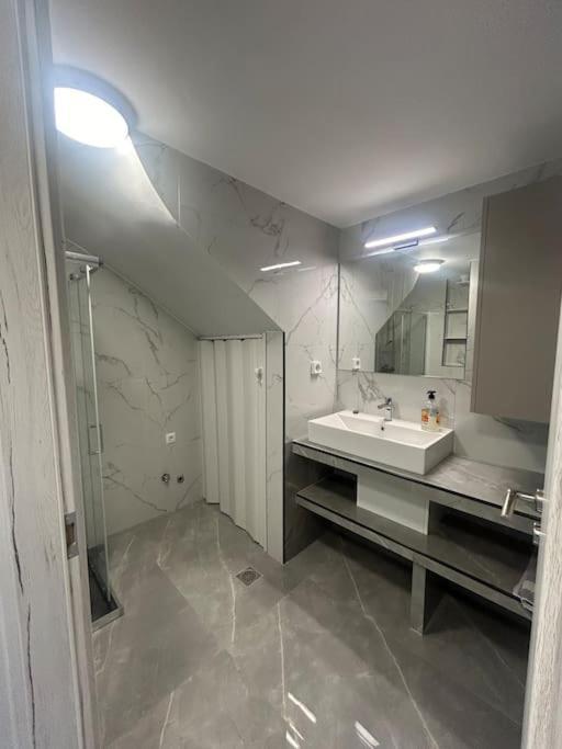 פיראוס Luxury Apt 5Min To Metro Nikaia מראה חיצוני תמונה