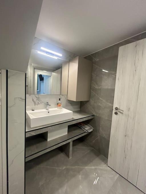 פיראוס Luxury Apt 5Min To Metro Nikaia מראה חיצוני תמונה